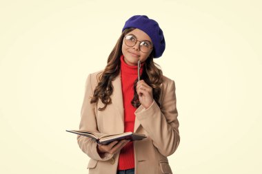 Okul eğitimi notları. Okula dönelim. Sonbahar kızı okulda notlar alıyor. Üniversite öğrencileri için eğitim. Genç kız notlar alıyor. Sonbahar ders çalışma zamanıdır. Eğitim ve bilgi. Fikirleri not alıyorum..