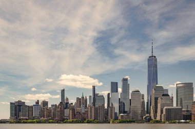 Jersey City, New Jersey 'deki Paulus Hook İskelesi' nin New York finans bölgesi manzarası. Birleşik Devletler. Manhattan, New York, New York, New York, Skyline. New York 'taki Lower Manhattan ve One World Trade Center, New Jersey Panoramic view on Manhattan
