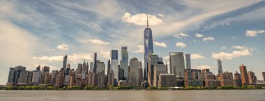 New York City 'nin ufuk çizgisi, ABD. NYC simgeleri. Günbatımında New York şehrinin gökdeleni ve gökdeleninin muhteşem manzarası. Manhattan 'ın güzel manzarası.