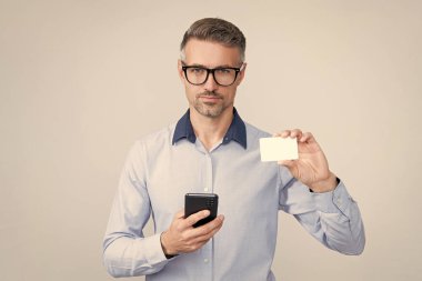 İşadamı online bankacılığa para ödüyor. Alışveriş uygulaması. Siber Pazartesi. İş adamı hızlı ödeme için akıllı telefonu kullanır. Müşteri telefonda online para kullanıyor. Kartvizit. Kredi kartı ya da banka kartı. Temassız ödeme.