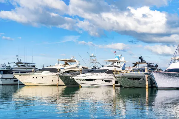 Yaz tatili. Lüks marina. Sefer teknesi denizde yüzüyor. Tekne turizmi. Yelkenli limanı. Lüks yat marinası. Lüks bir yat limanında. Lüks bir yaşam tarzı. Denizde motorlu tekne.
