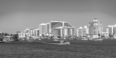Fort Lauderdale, Florida, ABD - 25 Mart 2023 Florida 'da Ufuk Lauderdale üzerinden ABD silueti.