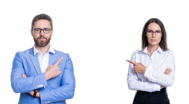 Lider, liderliği temsil ediyor. Başarılı iş adamları. İşletme lideri beyazları soyutladı. Ofiste iki meslektaşım var. İş arkadaşı olan iş adamları. İş liderliği ve başarı. işaret parmağı.