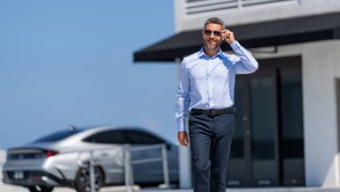 İşadamı tarzı bir portre. Başarılı bir iş lideri. İş adamının iş başarısı. İş adamı liderliği. Üst düzey yönetici, kopyalama alanı. Güneş gözlüklü zengin adam. İş adamı dışarıda başarılı..