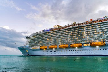 Miami, Florida, ABD - 16 Aralık 2024: Seas yolcu gemisi seferi senfonisi. Yaz tatilinde gemi turu. Royal Karayipler Uluslararası yolcu gemisi. Gemi turu. Lüks gemi gezisi..