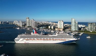 Miami, Florida, ABD - 24 Kasım 2024 Yaz Tatili Seyahati. Karnaval Gemi Hattı. Gemi turu ve okyanusta seyahat. Gemi Miami sahil limanından ayrılıyor. Karnaval Zafer Gemisi Yolculuğu.