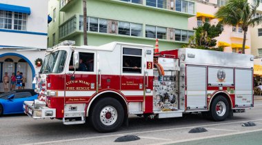 Miami, Florida, ABD - 16 Aralık 2024: Miami 'de yangın kurtarma. Dışarıda büyük bir itfaiye aracı var. İtfaiye aracı, yan görüş. Pierce Özel İtfaiye Aracı. İtfaiye aracı.