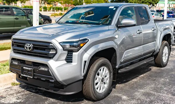 Park Ridge, Illinois, ABD - 16 Ağustos 2024: Toyota Tundra 'nın arabası açık havada park edildi. Toyota Tundra gümüş rengi, yan görüş. 2024 Toyota Tundra kamyonet. Toyota Tundra 'nın lüks kamyonet vagonu..