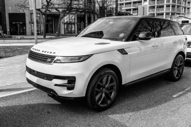 New York City, ABD - 31 Mart 2024: 2024 Land Rover Range Sport SE spor arabası açık alanda park edilmiş, köşe manzaralı.