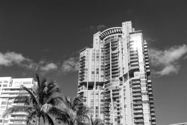 Konut mimarisi. Miami şehir mimarisi. Konut binası olan bir tatil köyü. Miami, Florida 'nın lüks binası. Miami plaj mimarisi. Lüks konut binası.