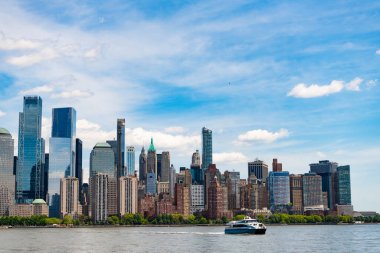New York, Birleşik Devletler. Manhattan 'ın ortasındaki New York şehrinin silüeti. ABD, New York, New York, Manhattan. Aşağı Manhattan silueti. New Jersey 'den New York. Manhattan şehir merkezi. Amerikan finans merkezi