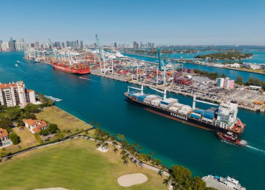 Miami, Florida, ABD - 20 Mart 2025: Miami deniz limanı. Monrovia konteynırı gemisi. Kargo Seaboard Explorer konteynır gemisi, hava manzaralı. Yük konteynırı kargo gemisi ve römorkör. Kargo gemisi.