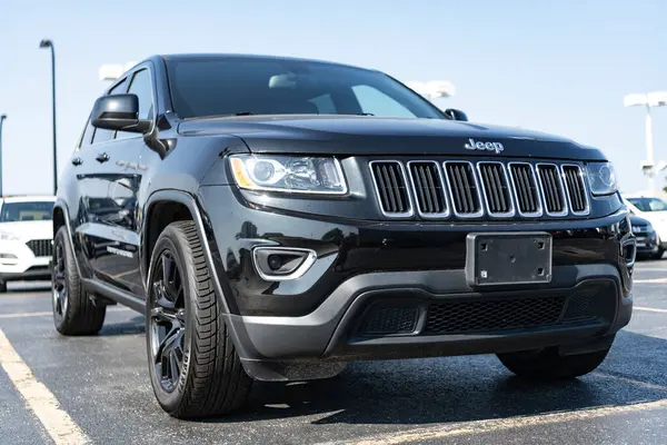 Park Ridge, Illinois, ABD - 25 Ağustos 2024: Jeep Grand Cherokee 2015 SUV geçidi. Jeep Grand Cherokee SUV 'nin lüks arabası. Jeep Cherokee 'nin arabası dışarıda. Jeep Grand Cherokee, açılı görüş..