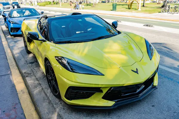 Miami, Florida, ABD - 23 Kasım 2024: lüks araba Chevy Corvette. Araba sarı mavi Chevy Corvette açık havada. Chevrolet Corvette, yan görüş. 2020 Chevrolet Corvette Chevy spor araba sarı ve mavi.