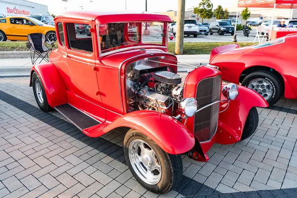Park Ridge, Illinois, ABD - 22 Ağustos 2024: Ford model 1927 üstü açılır araba. Ford A modelinin klasik arabası. Klasik Ford A model açık hava modeli. Kırmızı Retro araba otomobil fuarında park edilmiş, köşe manzaralı..