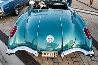 Park Ridge, Illinois, ABD - 22 Ağustos 2024 Chevrolet Corvette C1 'in üstü açık arabası. Chevy Corvette. Dönüştürülebilir araba otomobil fuarına park edilmiş, arka manzara. 1958 Chevrolet Corvette C1 retro araba.