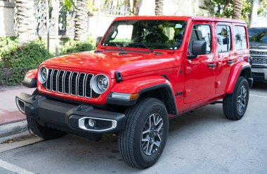 Miami, Florida, ABD - 18 Aralık 2024 Jeep Wrangler 4xe Sahara hibrit beyaz SUV araba. SUV Jeep Wrangler Sahra. Araba kırmızısı Jeep Wrangler Sahara açık havada. Jeep Wrangler, köşe manzaralı..
