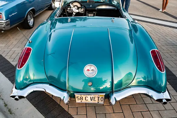 Park Ridge, Illinois, ABD - 22 Ağustos 2024 Chevrolet Corvette C1 'in üstü açık arabası. Chevy Corvette. Dönüştürülebilir araba otomobil fuarına park edilmiş, arka manzara. 1958 Chevrolet Corvette C1 retro araba.