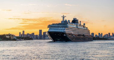 Miami, Florida, ABD - 24 Aralık 2024: Gemi yolculuğuna çıkıyorum. Yaz tatilinde gemi turu. Explora Seyahat yolcu gemisi. Gemi turu. Deniz yoluyla seyahat et. Gemi limandan ayrılıyor..