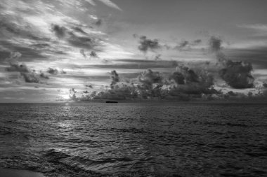 Deniz manzarasında romantik bir yaz tatili. Dramatik gün batımı. Okyanus sahilinde gün doğumu. Yaz tatilinde gün batımı deniz manzarası. Deniz kıyısında gün doğumu. Gün batımında deniz manzarası sakin. Gün batımı renkleri.