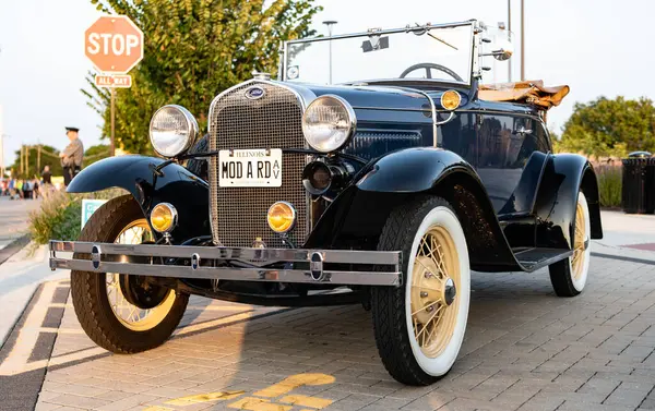 Park Ridge, Illinois, ABD - 22 Ağustos 2024: Ford A 1927 üstü açılır araba. Üstü açılabilen Ford A. Ford 'un klasik arabası. Otomobil fuarında park edilmiş Retro araba, köşe görünümü.