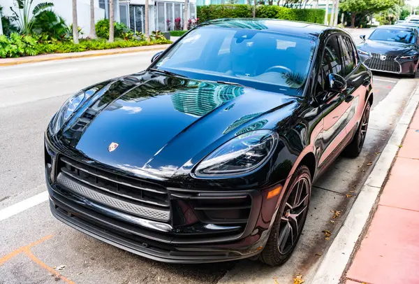 Miami, Florida, ABD - 16 Kasım 2024: lüks Porsche Macan. Araba siyah renkli Porsche Macan dışarıda park etmiş. Porsche Macan, köşe manzaralı. 2024 Porsche Macan geçidi siyah araba.