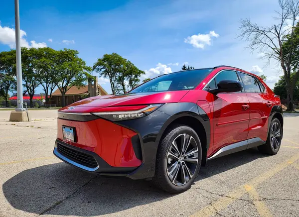 Park Ridge, Illinois, ABD - 21 Ağustos 2024 Toyota bZ4X Limited elektrikli arazi aracı. Toyota bZ4X tipi elektrikli bir araba. Toyota BZ4X 'in arabası dışarıda park edilmiş. Toyota bZ4X, köşe görünümü.