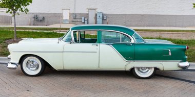 Park Ridge, Illinois, ABD - 22 Ağustos 2024: Oldsmobile 88 açık hava. Otomobil fuarında park edilmiş Retro araba, yan görüş. Oldsmobile 88 retro araba. Oldsmobile 88 'in klasik arabası..