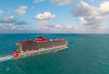 Miami, Florida, ABD - 28 Mart 2025: Gemi turu ve deniz yolculuğu. Seyahat acentası turu. Cesur bayan yolcu gemisi yolculuğu. Yaz tatili için gemi turu. Bakire Yolculukları ve Bain Capital. Deniz meltemi.