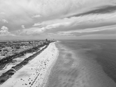 Miami güney sahili hava manzaralı. Şehrin gökdelen mimarisi ve marinası. Miami, Florida 'nın gökyüzü manzarası. Şehrin mimarisi bu işte. Şehir merkezinin silüeti. Miami 'nin silüeti. Lüks sahil hayatı.