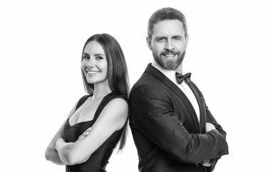 Sevgililer gününde iki erkek ve bir kadın. Güzel bir çift çıkıyor. Elbiseli bir kadın ve papyonlu bir erkek. Beyazda izole edilmiş zarif bir çift. Romantik çift birlikte vakit geçiriyor. Özgüven çifti.