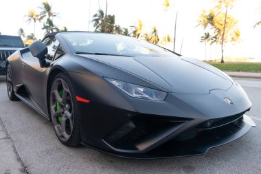 Miami, Florida, ABD - 19 Aralık 2024: Lamborghini Huracan EVO 'nun spor arabası. Lamborghini Huracan 'ın siyah arabası. 2021 Lamborghini Huracan EVO üstü açık spor araba.