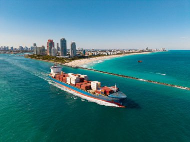 Kargo işi. Konteyner gemisi. Nakliye lojistiği. Ticari nakliye. Kargo gemisi denizde, insansız hava aracı manzaralı. Yük konteynırı kargo gemisine yüklendi. Deniz manzaralı kargo gemisi.