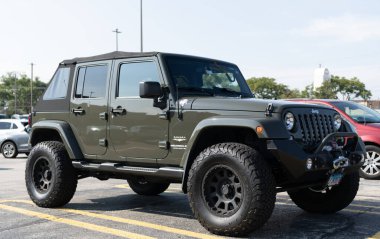 Park Ridge, Illinois, ABD - 29 Ağustos 2024: Jeep Wrangler 2015 SUV arabası. Jeep Wrangler SUV tipi lüks bir araba. Jeep Wrangler 'ın arabası dışarıda park yerinde. Jeep Wrangler, yan görüş..