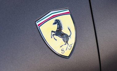 Miami, Florida, ABD - 3 Aralık 2024: Ferrari 488 GTB spor araba. Lüks spor araba Ferrari GTB. Araba gri mat Ferrari GTB dışarıda park halinde. Ferrari 488 GTB, yan görünüm.