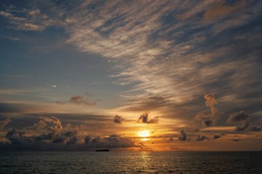 Deniz kıyısında gün doğumu. Gün batımında dramatik deniz manzarası. Deniz manzarasında romantik bir yaz tatili. Dramatik gün doğumu. Yaz plajında deniz doğumu. Yaz tatilinde gün batımı deniz manzarası. Günbatımı gezisi.