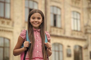 Ortaokulda çantalı bir kız öğrenci. Çalışma zamanı. 1 Eylül. Üniversite eğitimi. Okula dönelim. Sırt çantalı genç kız okula gidiyor. Eğitim ve bilgi. Öğrenci bağlılığı.