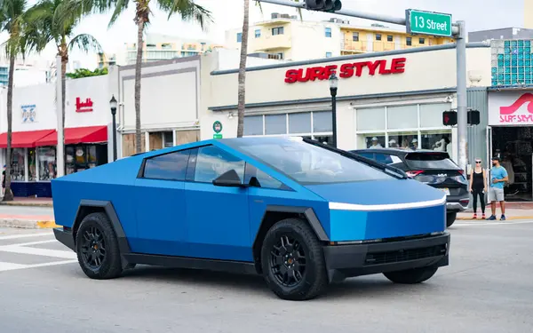 Miami, Florida, ABD - 19 Ocak 2025: 2024 Tesla Cybertruck elektrikli kamyonet arabası. Tesla Cybertruck 'ın elektrikli arabası. Tesla Cybertruck 'ın arabası dışarıda park edilmiş. Tesla Cybertruck, köşe manzaralı..