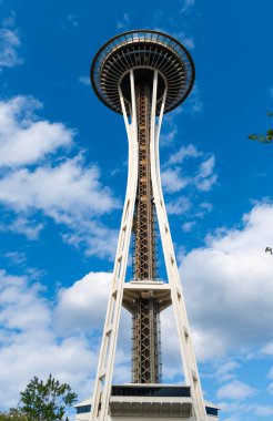 Seattle, Washington, ABD - 26 Temmuz 2024: Space Needle gözlem kulesi. Seattle mimari simgesi. Uzay iğnesinin mimarisi. Kule mimarisi dönüm noktası. Modernist kule tasarımı.