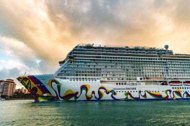 Miami, Florida, ABD - 16 Aralık 2024 Yaz Tatili Seyahati. Norveç yolcu gemisi. Gemi turu ve deniz seyahati. Gemi seyahate koyuluyor. Norveççe Tekrar Yolcu Gemisi Yolculuğu.