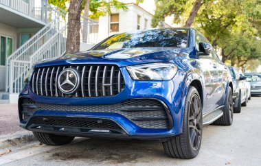 Miami, Florida, ABD - 13 Aralık 2024 Mercedes Benz GLE Coupe mavi araba. Lüks araba Mercedes Benz GLE tipi. Açık havada park etmiş mavi Mercedes Benz. Mercedes Benz GLE, köşe görünümü.