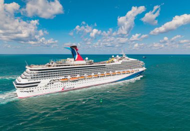 Miami, Florida, ABD - 27 Mart 2025: Gemi turu ve deniz yolculuğu. Gemi Miami limanından ayrılıyor. Karnaval Gündoğumu yolcu gemisi yolculuğu. Yaz tatilinde gemi turu. Karnaval yolcu gemisi.
