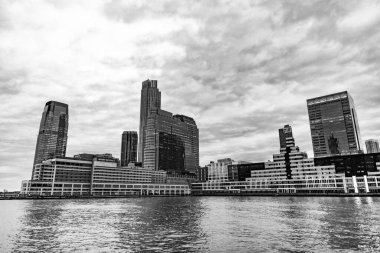 New York, Jersey City, ABD - 21 Aralık 2023: Hyatt Regency Jersey Şehri Hudson 'da gökdeleni ve gökdeleniyle birlikte. Şehir manzarası.