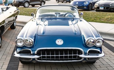 Park Ridge, Illinois, ABD - 22 Ağustos 2024 Chevrolet Corvette C1 'in üstü açık arabası. Chevy Corvette. Otomobil fuarının önüne park edilmiş üstü açık bir araba. 1958 Chevrolet Corvette C1 retro araba.