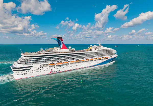 Miami, Florida, ABD - 27 Mart 2025: Gemi turu ve deniz yolculuğu. Gemi Miami limanından ayrılıyor. Karnaval Gündoğumu yolcu gemisi yolculuğu. Yaz tatilinde gemi turu. Karnaval yolcu gemisi.