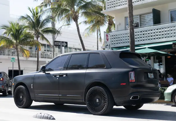 Miami, Florida, ABD - 06 Aralık 2024 Rolls Royce Cullinan 2024 çapraz otomobil. Rolls Royce Cullinan 'ın çapraz arabası. Araba Rolls Royce Cullinan dışarı park etmiş. Rolls Royce Cullinan, köşe manzaralı..