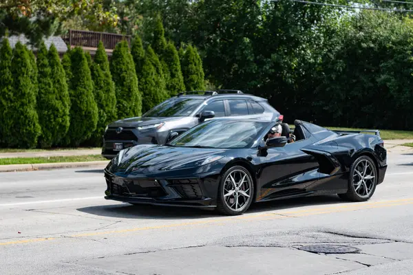 Park Ridge, Illinois, ABD - 29 Ağustos 2024: 2023 Chevrolet Corvette üstü açık araba. Chevrolet Corvette 'in üstü açık lüks arabası. Chevrolet Corvette arabası dışarıda. Chevrolet Corvette, yan görüş..
