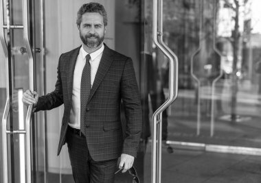 Başarılı bir iş adamı ofise giriyor. Ofis kapısında olgun bir girişimci. Takım elbiseli Amerikalı işadamı ofis binasını terk ediyor. CEO ofise giriyor. İş adamı. Boşluğu kopyala.