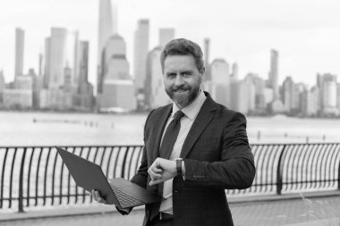 İş adamı New York 'ta dışarıyı kolaçan ediyor. İş adamı geç kalıyor. Kol saatinde dakik adam zamanı kontrol ediyor. İş görüşmesi için son gün. Başarılı iş adamı zamanı kontrol ediyor. Son teslim tarihinden önce.