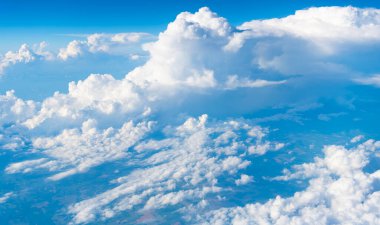 Gökyüzü bulutları. Mavi Cennet ve beyaz bulutlar. Yumuşak güneş ışığıyla beyaz bulutlu cennet. Pastel mavi gökyüzü arka planında bulutlar. Gökyüzü Manzarası Arkaplanı. Gökyüzü Bulutları Duvar Kağıdı.